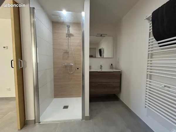 Location logement meublé - 1 à 2 chambres - Cour privative et garage - 650