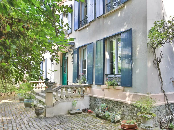 Maison 10 pièces 330 m²