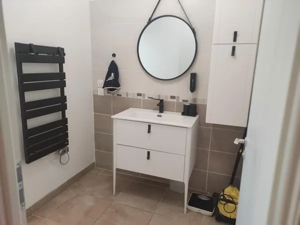Loue moitié d une maison avec chambre