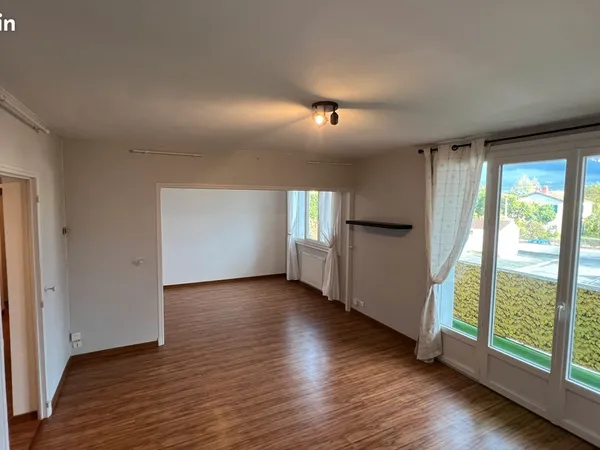 T3 83 m² traversant avec balcon, cave et parking - Albi Curveillère