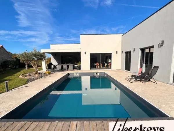 Maison contemporaine de plain-pied - 200 m² - 10 pièces - Parnans