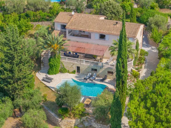Co-exclusivité - Magnifique Villa Provençale rénovée avec vue pa