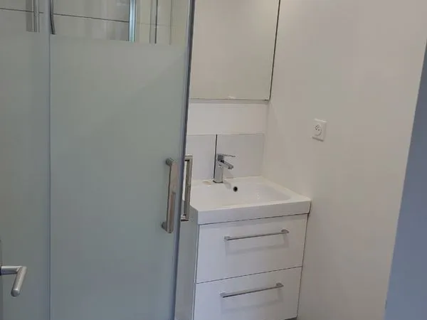 Chambre avec salle d'eau et wc privatifs. 460 euros( électricité et toutes charges inclus)