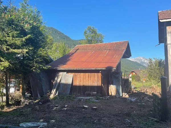 Terrain constructible 157m2 avec mazot et grange