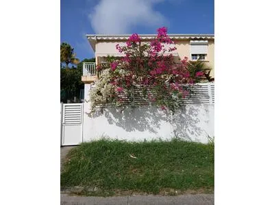 AU MARIN -MAISON F4 MEUBLEE AVEC SOUS-SOL et JARDIN CLOS