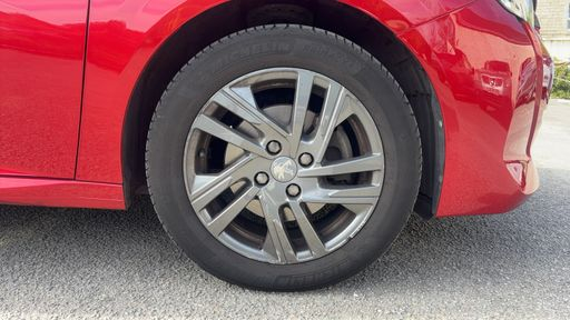 Peugeot 208 1.2 Puretech 100 - Allure – 2022 – 26185 km – Essence – Boîte Manuelle — photo 17
