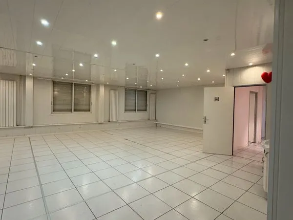 Valence - Local professionnel de 360 m² divisible avec parkings et archives
