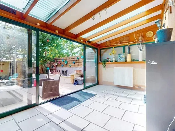 A vendre: Maison avec véranda, jardin, cave, et dépendance