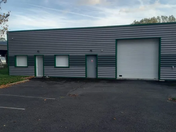 À VENDRE - Local d'activité de 287,60 m² à Neuillé-Pont