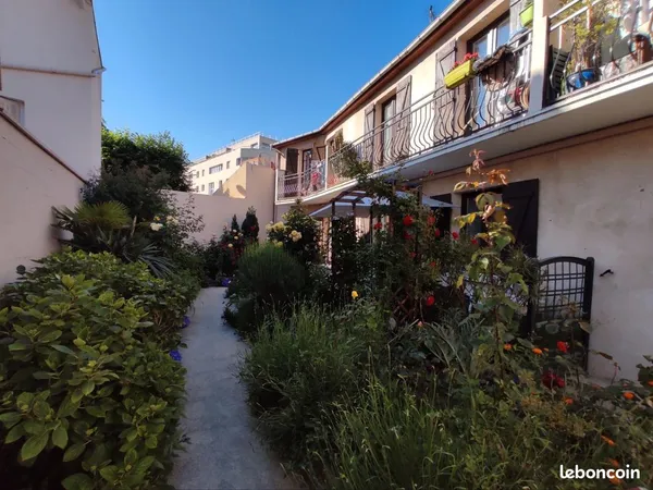 Charmant duplex ( s'apparente à une maison de ville)