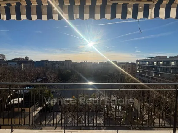 Grand T3/T4 90 m² centre-ville Vence, terrasses, stationnement