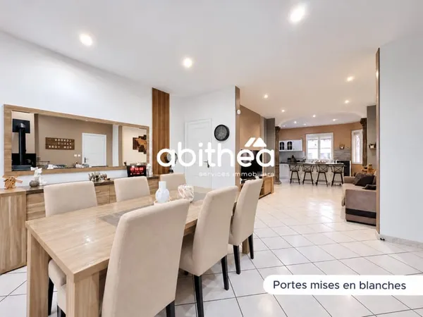 UNE MAISON FAMILIALE AUX VOLUMES GÉNÉREUX ET AUX NOMBREUX ATOUTS