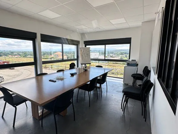 Bureaux équipés 320 m² - 20 parkings - sortie A64 Soumoulou