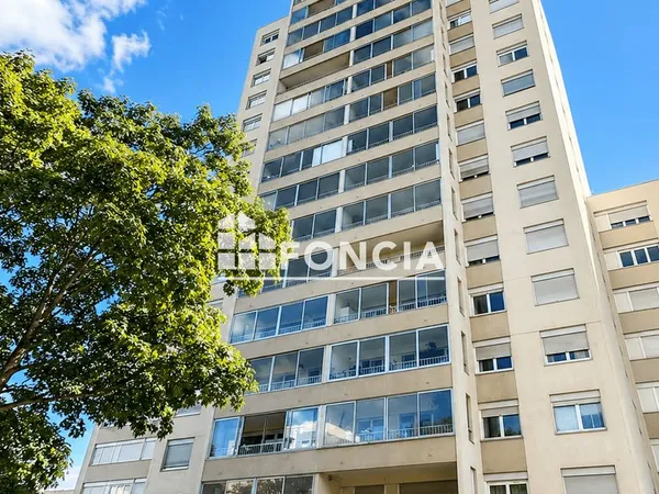 Centre ville - 3 pieces avec balcon - parking - cave