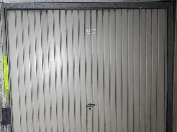 Vends box fermé aménagé