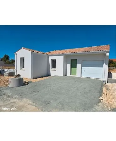 Maison neuve avec garage et jardin