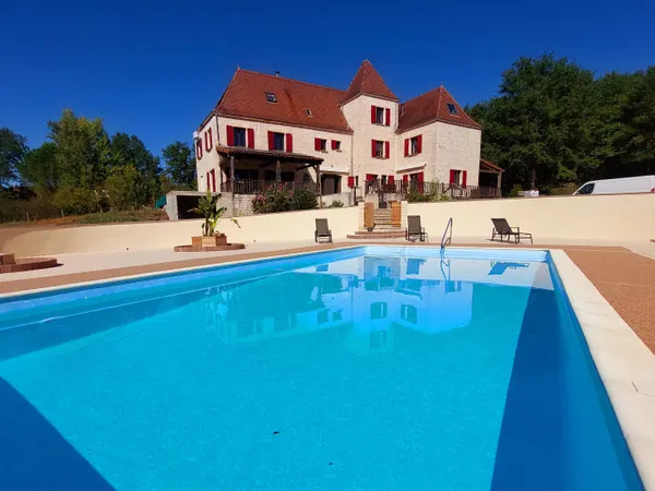 Propriété de caractère de 444 m² avec piscine et 9 012 m² de terrain à Payrac, rendement locatif ave
