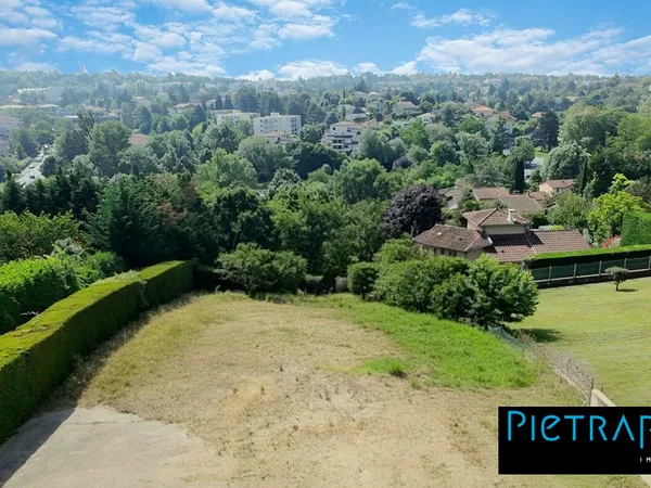 CALME et VUE DEGAGEE - Terrain constructible de 775 m²
