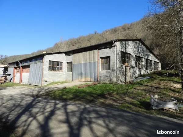 A louer Local artisanal ou industriel 750m2. 1200 TTC par mois, Charges non comprises