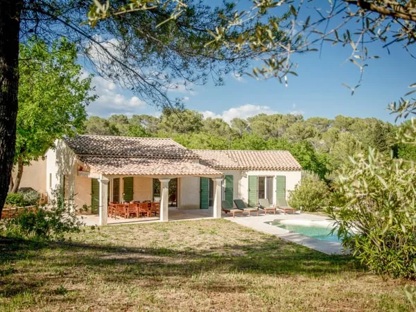 Villa de plain-pied avec piscine et vaste terrain