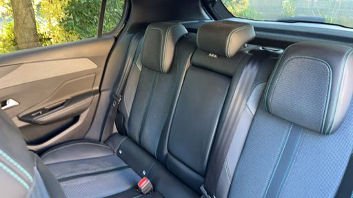 Peugeot 308 1.5 BlueHDi 130 EAT8 - Allure Pack – 2023 – 54298 km – Diesel – Boîte Automatique — photo 33
