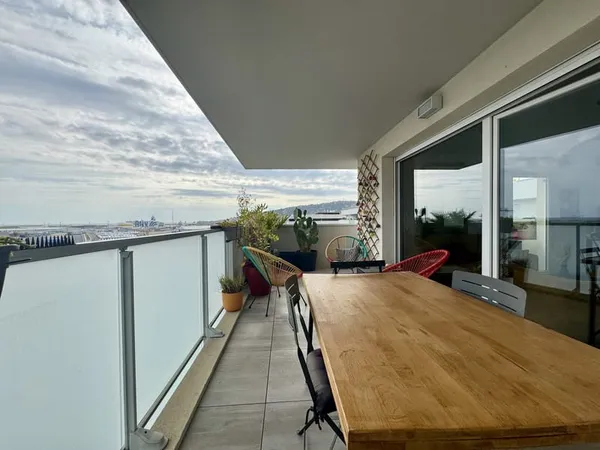 Appartement dernier étage - 3 pièces - grande terrasse - Vu