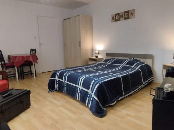 Studio meublé à louer à l'année