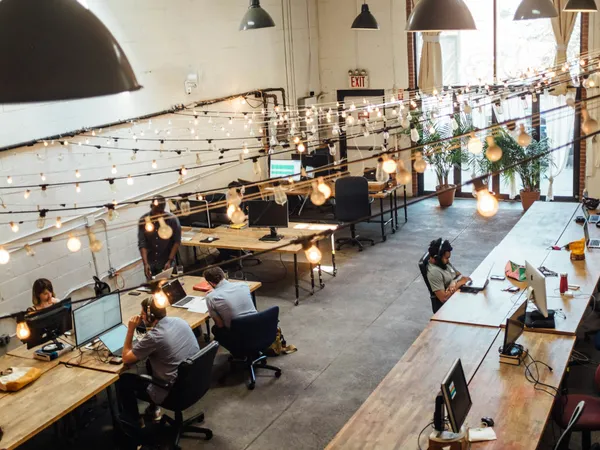 Investir dans le coworking et les espaces de bureaux partagés : modèles et rendement