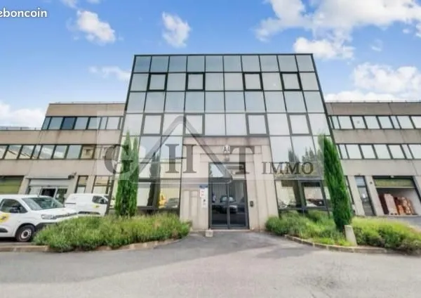 Local industriel 773 m²