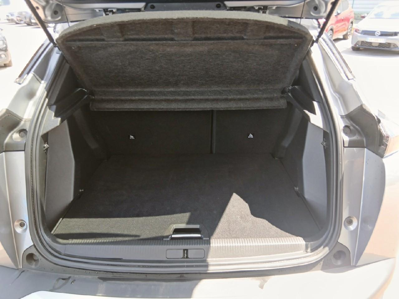 Peugeot 2008 puretech 155 s&s eat8 gt pack — photo 6