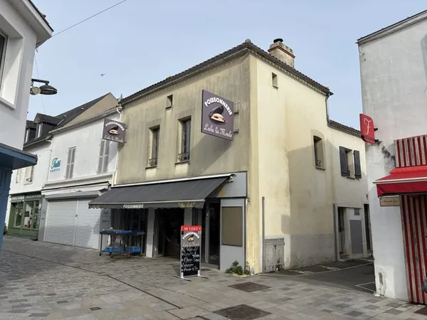 Immeuble avec appartement 3 chambres et local commercial