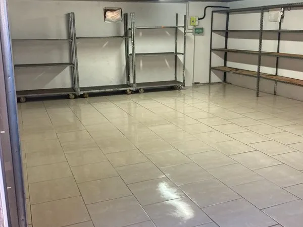Local/atelier 50m2 avec électricité et eau
