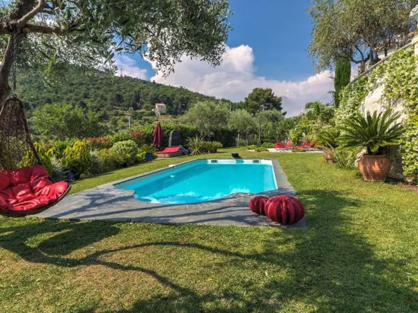 Élégant mas provençal avec un sublime jardin et piscine !!