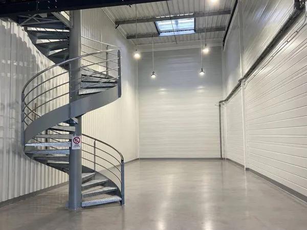 Local d'activité 144 m²