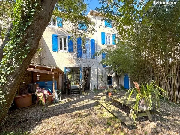 Cette grande maison familiale du 19ème, rénovée par un architecte, saura vous charmer par son côté a