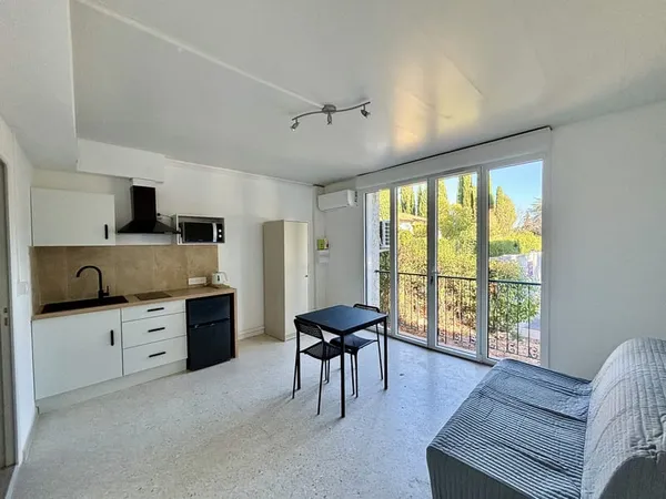 Studio rénové - 21,54 m2 - Hôpitaux-Facultés