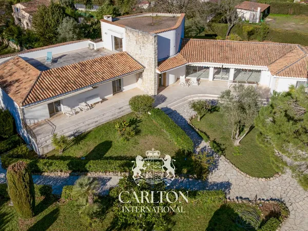 Mougins - Villa de charme avec piscine et tennis