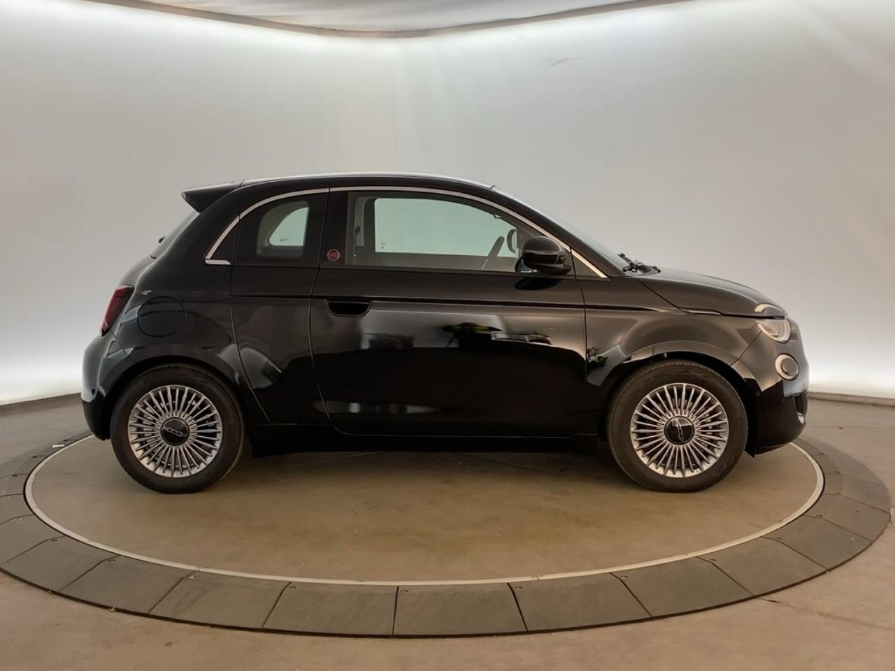Fiat 500 3+1 e 118 ch red — photo 4