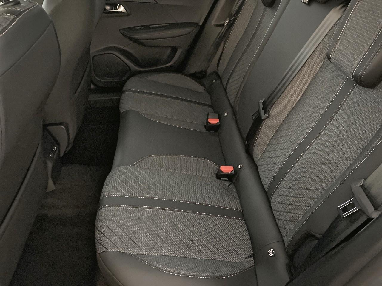 Peugeot 2008 hybrid 145 ch e-dcs6 allure — photo 10