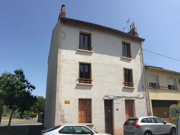 INVESTISSEURS petit IMMEUBLE ENTIER 240 m2 sur 2/3 niveaux divisé en 6 T2 dont 4 en plateaux en IMMO
