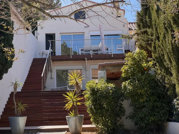 Vends villa - 175 m² - 5 pièces, 4 chambres - Marseille 13008
