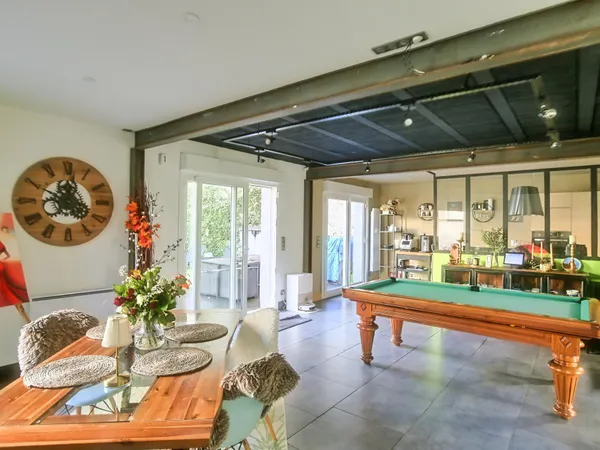 MAISON D'ARCHITECTE AVEC GRANDE TERRASSE ET PLACES DE STATIONNEMENT À DUNKERQUE