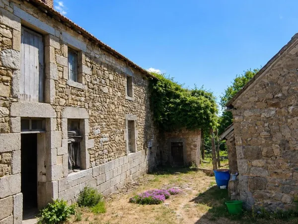 Corps de ferme à restaurer