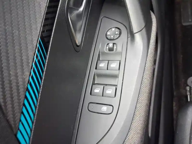 Peugeot 2008 puretech 100 s&amp;s bvm6 — photo 18