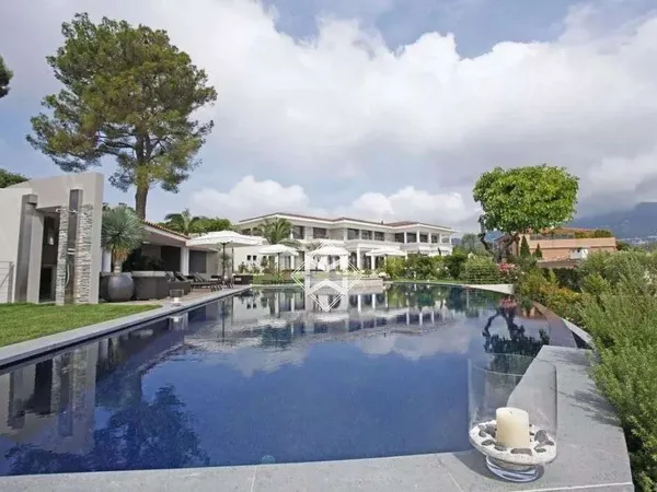 Villa 14 pièces 2000 m²