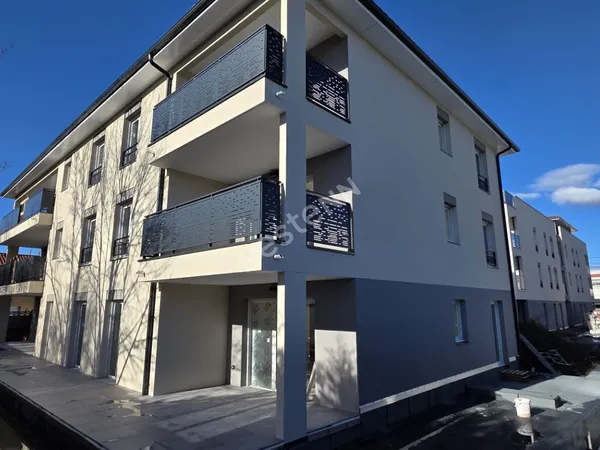 SAINT LAURENT DE MURE proche centre bourg - Type 4 neuf RT 2012 avec terrasse et grand jardin clos a