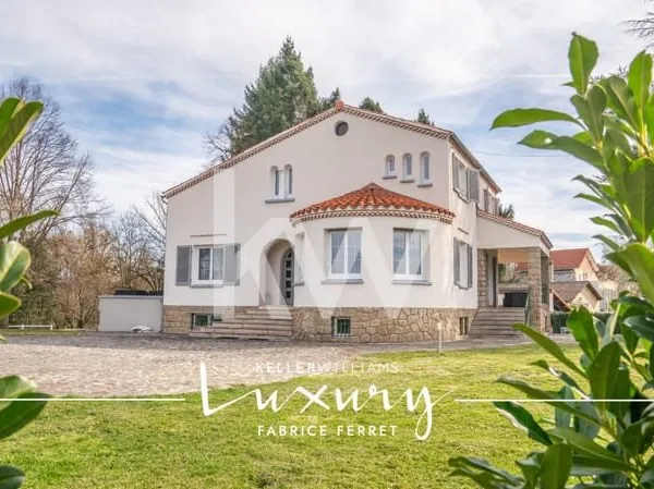 VENTE d'une Propriété F12 (360 m²) à 20 mns de CLERMONT-FERR