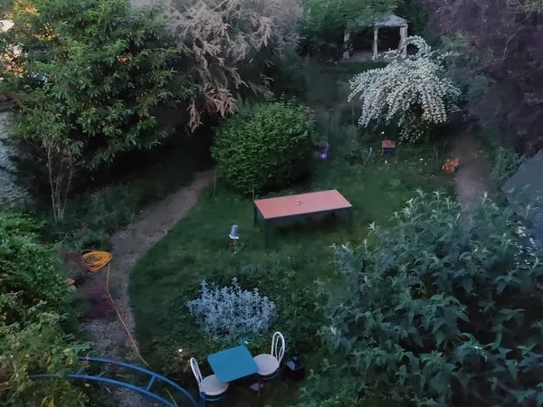 Location studio meublée ( 2nd étage et dernier étage )dans maison avec jardin, à 5 mn à pied de la g