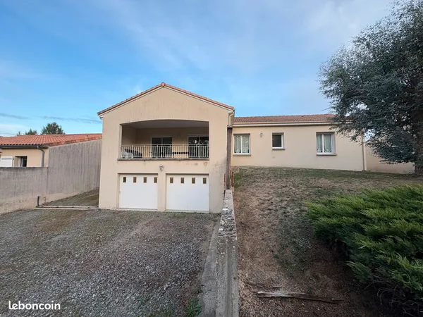 Maison de charme avec vue sur étang - 2 chambres, grand sous-sol et 4 garages