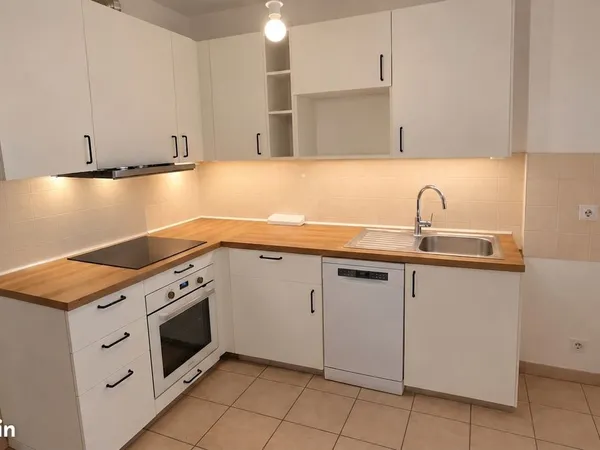 Exceptionnel: T3 lumineux, calme, traversant, 1er etage, centre-ville, avec balcon et garage (option